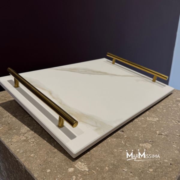 Elegante vassoio in laminam bianco con venature delicate e manici in ottone dorato, design moderno e raffinato by Marmissima.